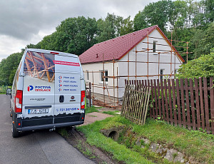 Zateplení dřevostavby rodinného domu foukanou izolací